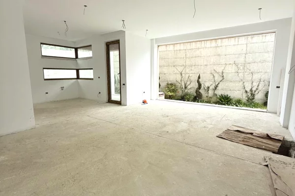 Luxury villas for sale in Tirana 4+1, Emty