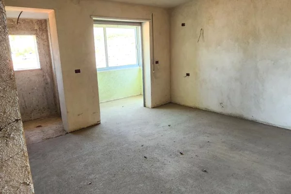 Luxury villas for sale in Tirana 5+1, Emty