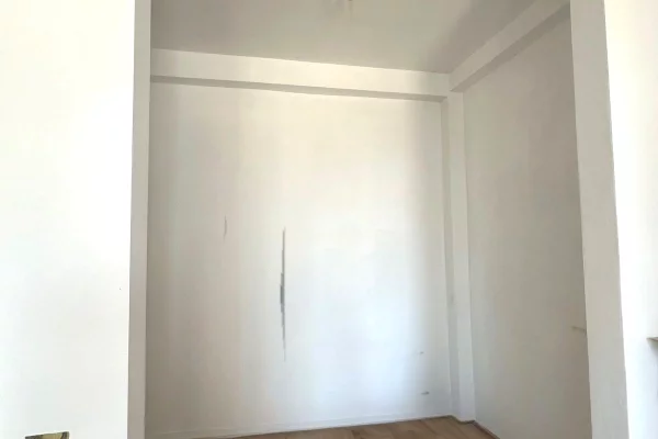 Shtepi ne shitje Apartament ne Tirane, 1+1, Mobilimi Bosh, pa mobiluar, Pagesa 181,400  Euro.