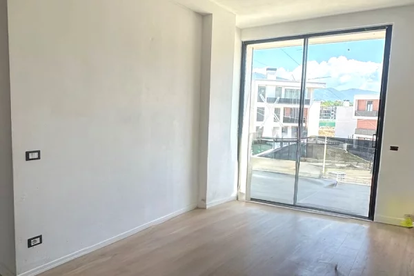 Shtepi ne shitje Apartament ne Tirane, 1+1, Mobilimi Bosh, pa mobiluar, Pagesa 181,400  Euro.