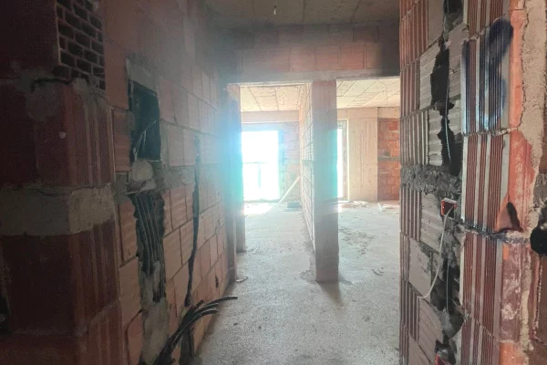 Shtepi ne shitje Apartament ne Tirane, 2+1, Mobilimi Bosh, pa mobiluar, Pagesa 148,000  Euro.