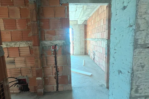 Shtepi ne shitje Apartament ne Tirane, 2+1, Mobilimi Bosh, pa mobiluar, Pagesa 148,000  Euro.