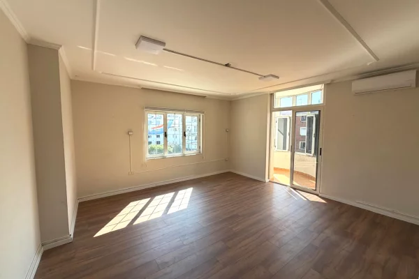 Ambient biznesi me qera 3+1 ne Tirane - 1,800 Euro