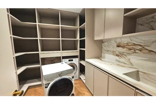 Shtepi me qera Vila Luksoze ne Tirane, 3+1, Mobilimi E mobiluar, Pagesa 5,000  Euro.