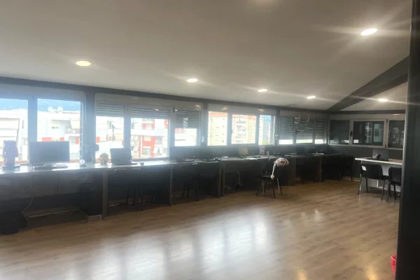 Ambient biznesi me qera 3+1 ne Tirane - 2,500 Euro