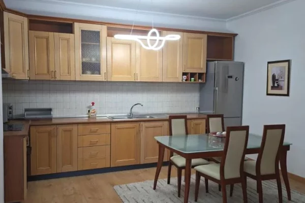 Shtepi me qera Apartament ne Tirane, 2+1, Mobilimi E mobiluar, Pagesa 1,000  Euro.