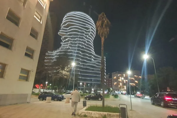 Shtepi ne shitje Apartament ne Tirane, 2+1, Mobilimi Bosh, pa mobiluar, Pagesa 878,000  Euro.