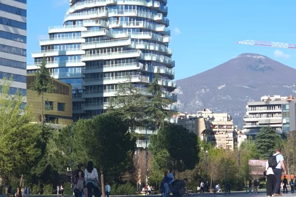 Shtepi ne shitje Apartament ne Tirane, 2+1, Mobilimi Bosh, pa mobiluar, Pagesa 878,000  Euro.