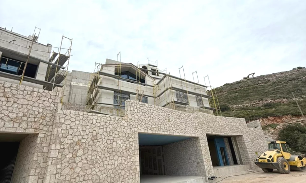 Shtepi ne shitje Vila Luksoze ne Himare, 5+1, Mobilimi Bosh, pa mobiluar, Pagesa 2,200,000  Euro.