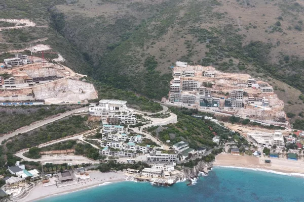 Shtepi ne shitje Vila Luksoze ne Himare, 5+1, Mobilimi Bosh, pa mobiluar, Pagesa 2,200,000  Euro.
