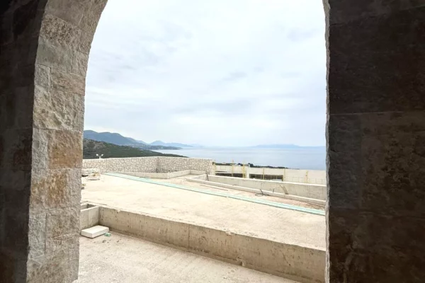 Shtepi ne shitje Apartament ne Himare, 2+1, Mobilimi Bosh, pa mobiluar, Pagesa 665,000  Euro.