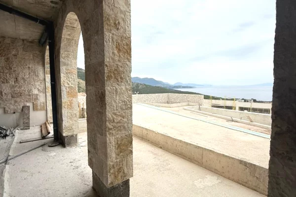 Shtepi ne shitje Apartament ne Himare, 2+1, Mobilimi Bosh, pa mobiluar, Pagesa 665,000  Euro.