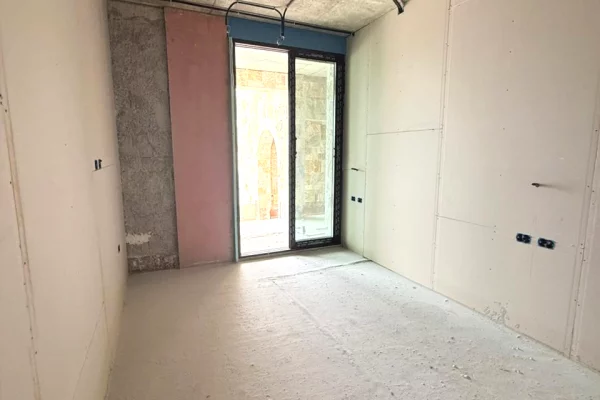Shtepi ne shitje Apartament ne Himare, 2+1, Mobilimi Bosh, pa mobiluar, Pagesa 665,000  Euro.