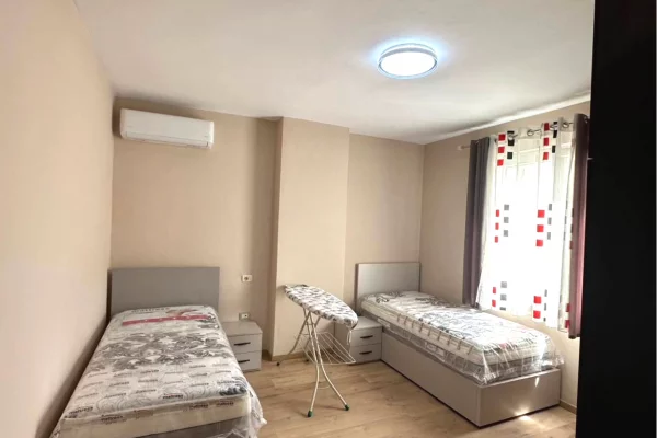 Shtepi me qera Apartament ne Tirane, 2+1, Mobilimi E mobiluar, Pagesa 55,000  Leke.