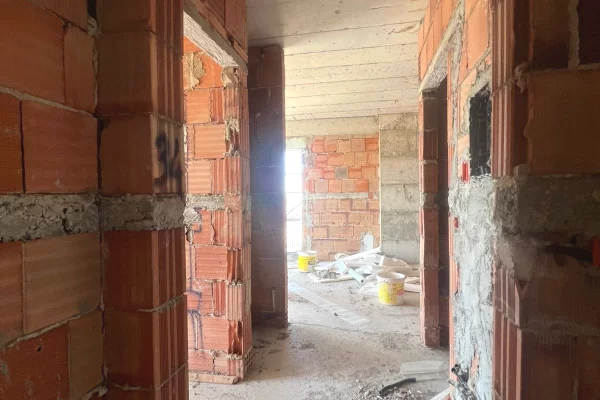 Shtepi ne shitje Apartament ne Tirane, 1+1, Mobilimi Bosh, pa mobiluar, Pagesa 100,000  Euro.