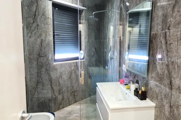 Shtepi ne shitje Apartament ne Tirane, 2+1, Mobilimi E mobiluar, Pagesa 350,000  Euro.