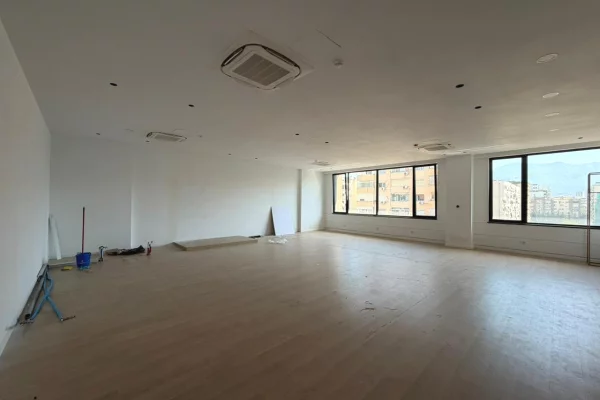 Ambient biznesi me qera 3+1 ne Tirane - 2,380 Euro