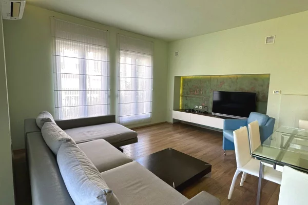 Shtepi me qera Vila Luksoze ne Tirane, 4+1, Mobilimi E mobiluar, Pagesa 250,000  Leke.