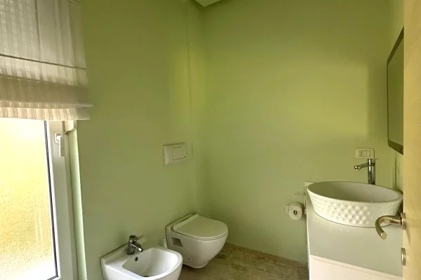 Shtepi me qera Vila Luksoze ne Tirane, 4+1, Mobilimi E mobiluar, Pagesa 250,000  Leke.