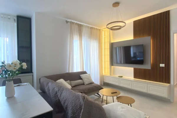 Shtepi me qera Apartament ne Tirane, 2+1, Mobilimi E mobiluar, Pagesa 1,000  Euro.