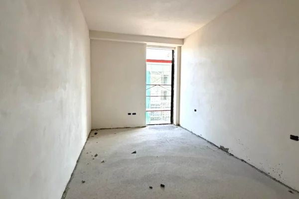Shtepi ne shitje Apartament ne Tirane, 2+1, Mobilimi Bosh, pa mobiluar, Pagesa 230,580  Euro.