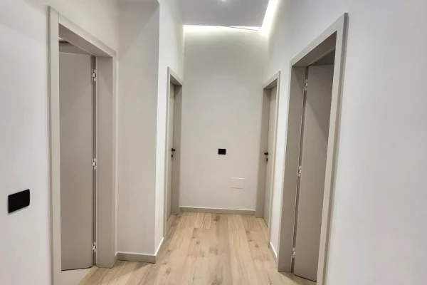 Shtepi me qera Duplex(shtepi me 2 kate) ne Tirane, 3+1, Mobilimi E mobiluar, Pagesa 1,800  Euro.