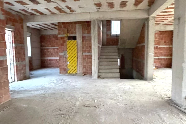 Shtepi ne shitje Vila Luksoze ne Tirane, 5+1, Mobilimi Bosh, pa mobiluar, Pagesa 1,650,000  Euro.