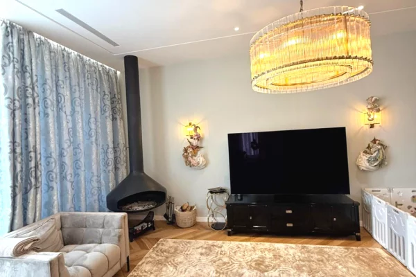 Shtepi ne shitje Vila Luksoze ne Tirane, 4+1, Mobilimi E mobiluar, Pagesa 1,900,000  Euro.