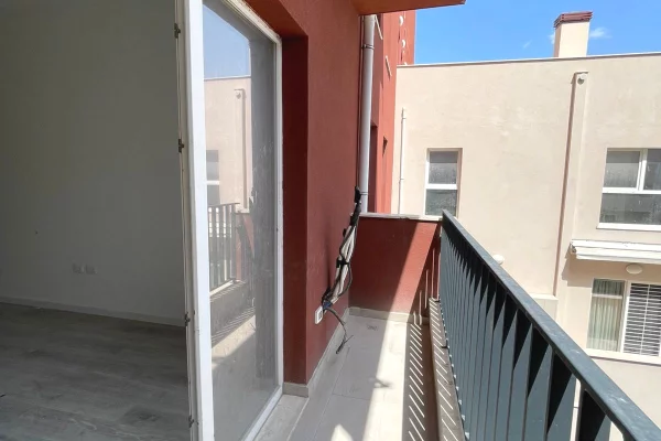 Shtepi ne shitje Apartament ne Tirane, 2+1, Mobilimi Bosh, pa mobiluar, Pagesa 178,000  Euro.