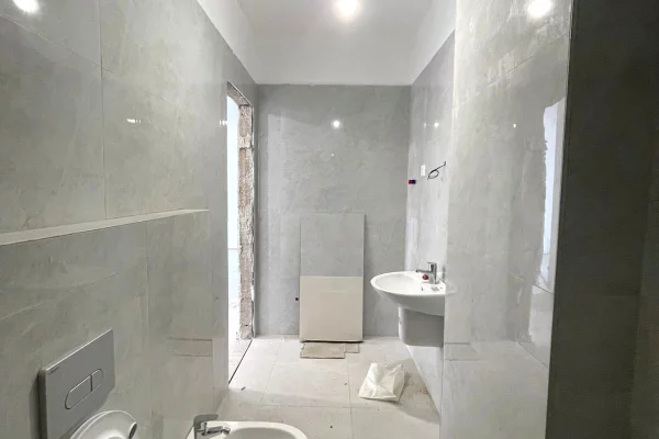 Shtepi ne shitje Apartament ne Tirane, 2+1, Mobilimi Bosh, pa mobiluar, Pagesa 178,000  Euro.