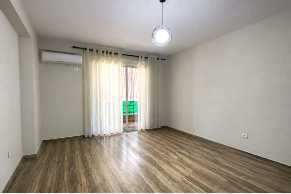 Shtepi ne shitje Apartament ne Tirane, 2+1, Mobilimi Bosh, pa mobiluar, Pagesa 168,420  Euro.