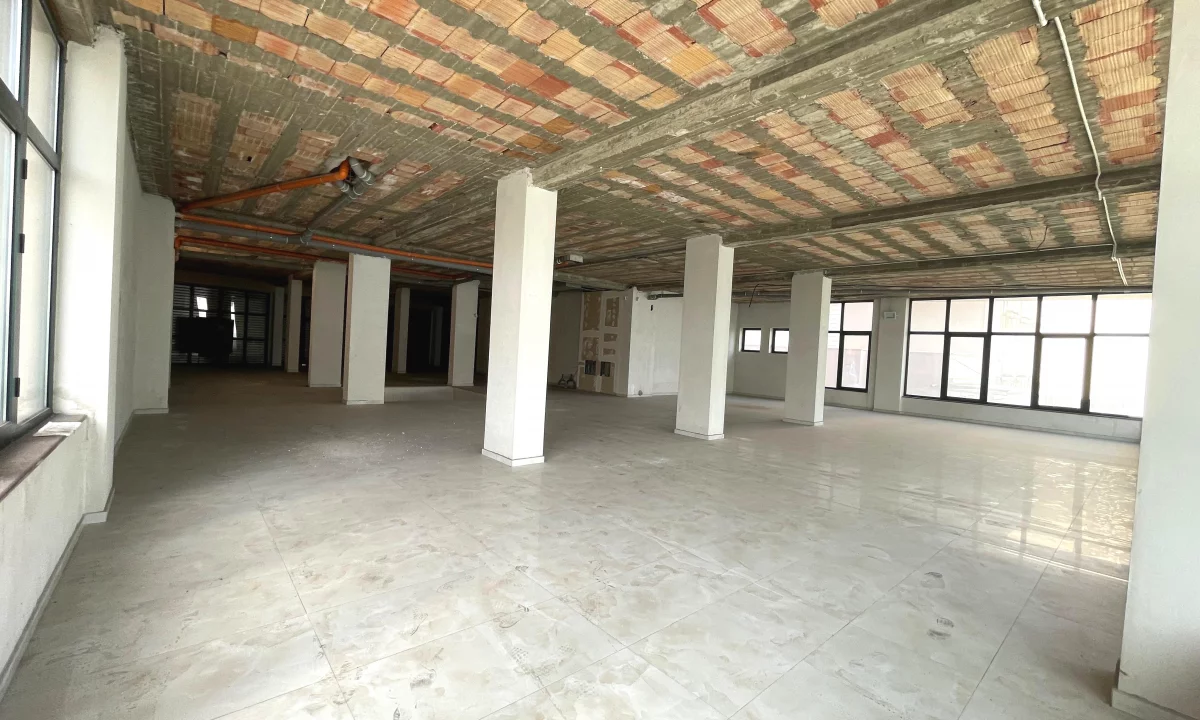 🏢Ambient Komercial me Qira te Mbikalimi i Komunes.