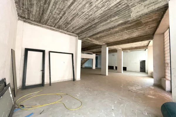 🏢Ambient Komercial me Qira te Mbikalimi i Komunes.