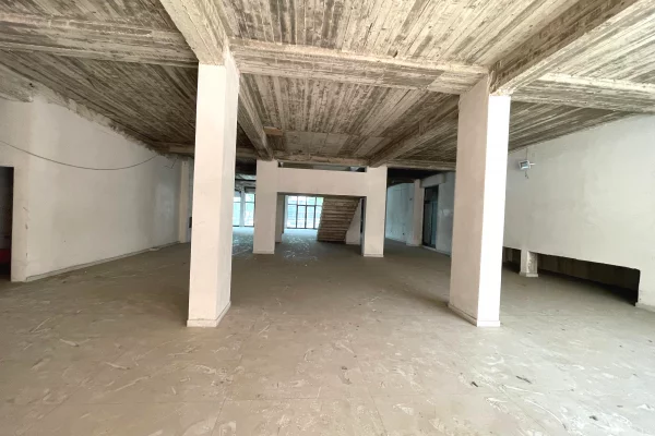 🏢Ambient Komercial me Qira te Mbikalimi i Komunes.