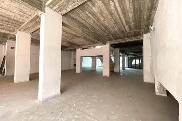 🏢Ambient Komercial me Qira te Mbikalimi i Komunes.