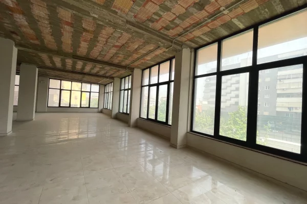 🏢Ambient Komercial me Qira te Mbikalimi i Komunes.