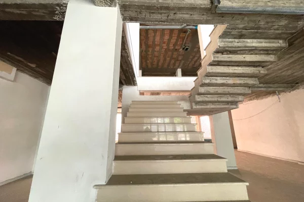 🏢Ambient Komercial me Qira te Mbikalimi i Komunes.