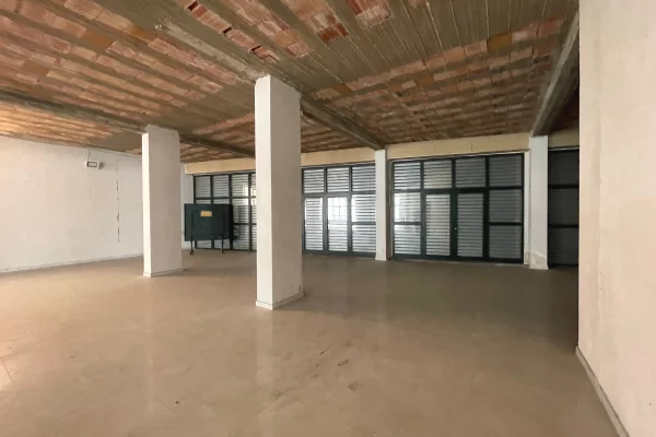 🏢Ambient Komercial me Qira te Mbikalimi i Komunes.