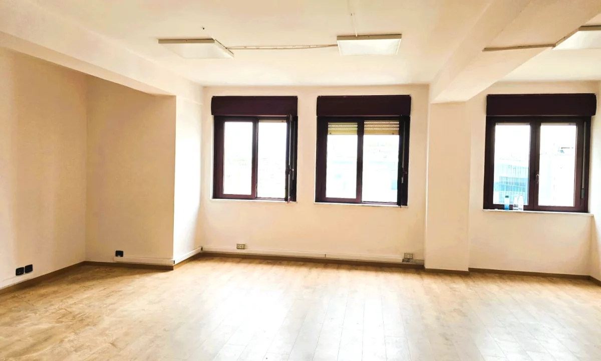 🏢 Jepet Ambient per Zyra me Qira – Torre Drini📍