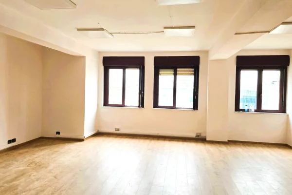 🏢 Jepet Ambient për Zyra me Qira – Torre Drini📍