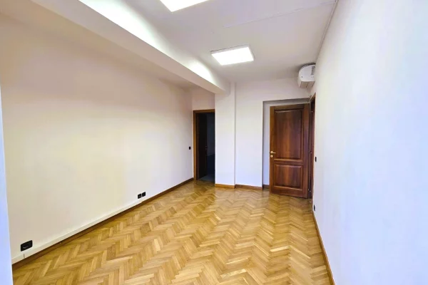 🏢 Jepet Ambient per Zyra me Qira – Torre Drini📍