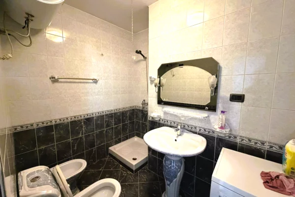 Shtepi me qera Apartament ne Tirane, 2+1, Mobilimi E mobiluar, Pagesa 1,000  Euro.