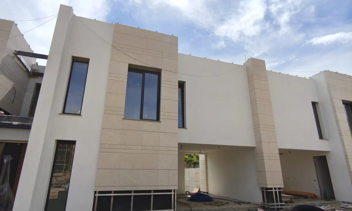Shtepi ne shitje Vila Luksoze ne Tirane, 3+1, Mobilimi Bosh, pa mobiluar, Pagesa 1,265,000  Euro.