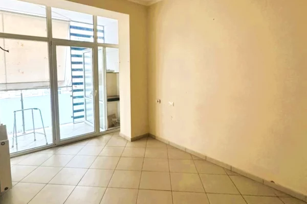 Shtepi ne shitje Apartament ne Tirane, 1+1, Mobilimi Bosh, pa mobiluar, Pagesa 210,000  Euro.