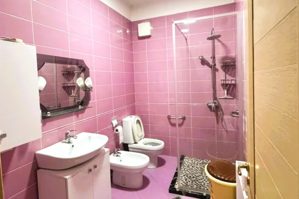 Shtepi ne shitje Apartament ne Tirane, 1+1, Mobilimi Bosh, pa mobiluar, Pagesa 210,000  Euro.