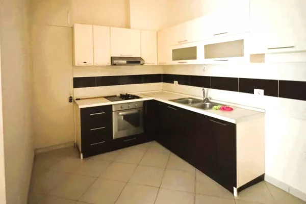 Shtepi ne shitje Apartament ne Tirane, 1+1, Mobilimi Bosh, pa mobiluar, Pagesa 210,000  Euro.