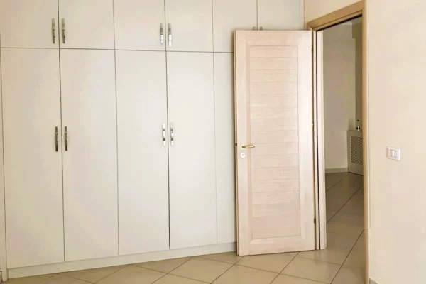 Shtepi ne shitje Apartament ne Tirane, 1+1, Mobilimi Bosh, pa mobiluar, Pagesa 210,000  Euro.