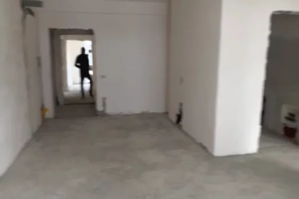 Shtepi ne shitje Apartament ne Durres, 2+1, Mobilimi Bosh, pa mobiluar, Pagesa 10,500,000  Leke.