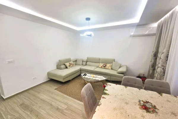 Shtepi ne shitje Apartament ne Tirane, 2+1, Mobilimi E mobiluar, Pagesa 200,000  Euro.