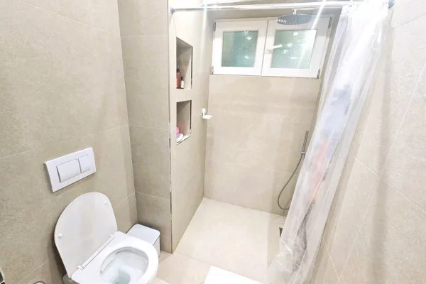 Shtepi ne shitje Apartament ne Tirane, 2+1, Mobilimi E mobiluar, Pagesa 200,000  Euro.